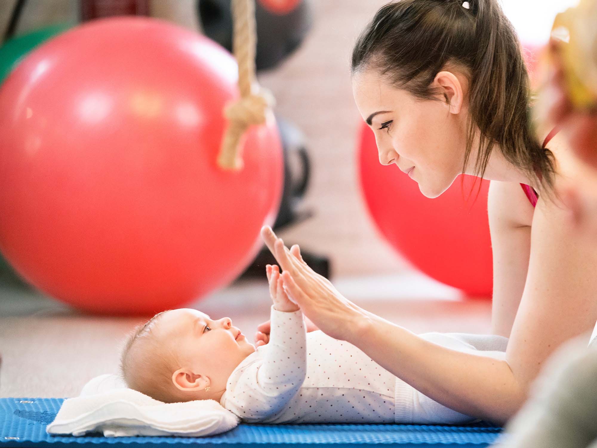Bebé sonriendo y comiendo
