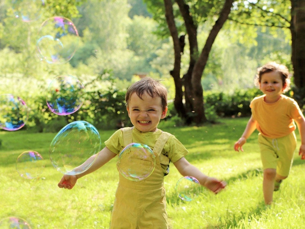 Niño corriendo en el parque