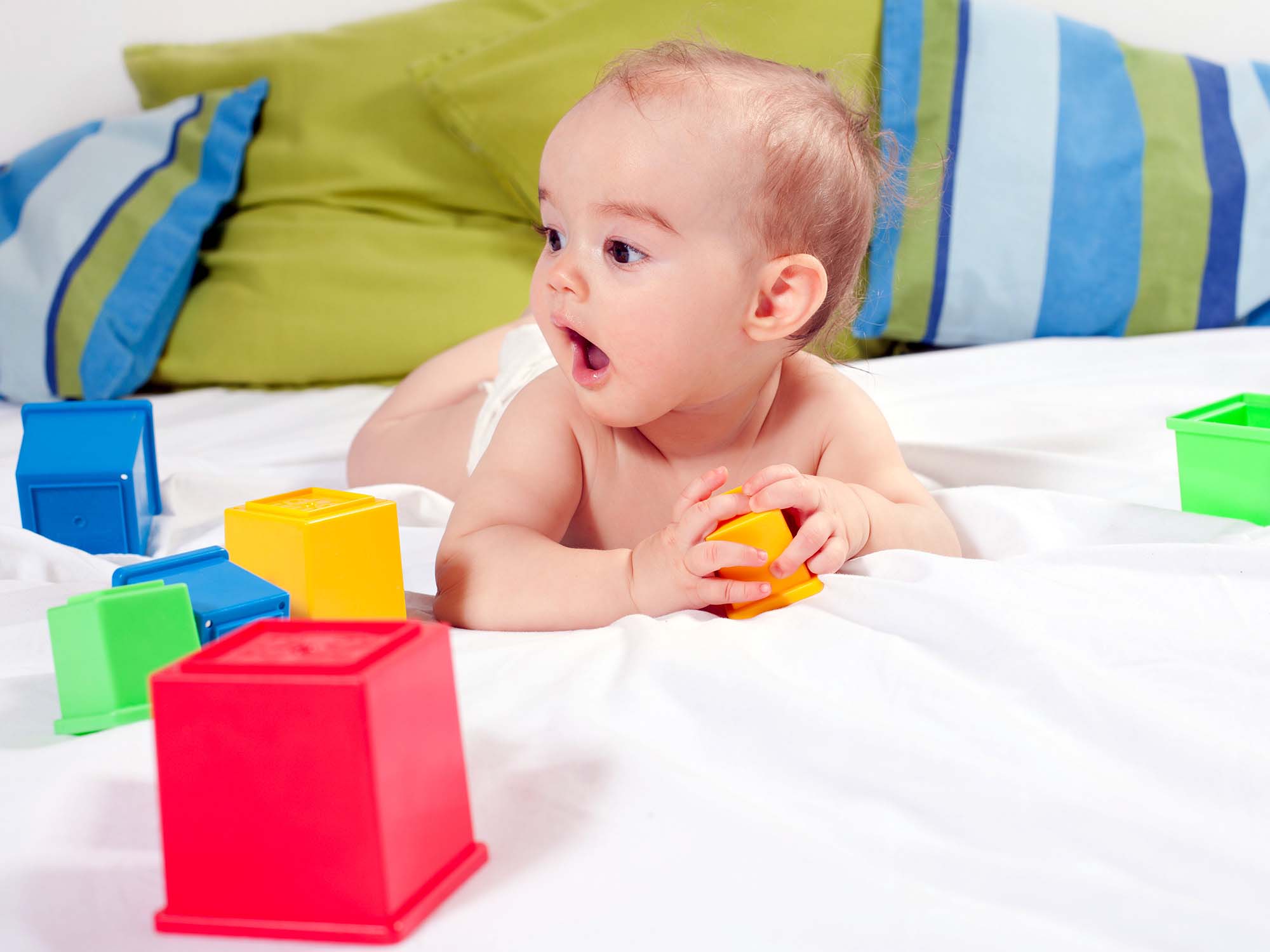 Niño corriendo en el parque