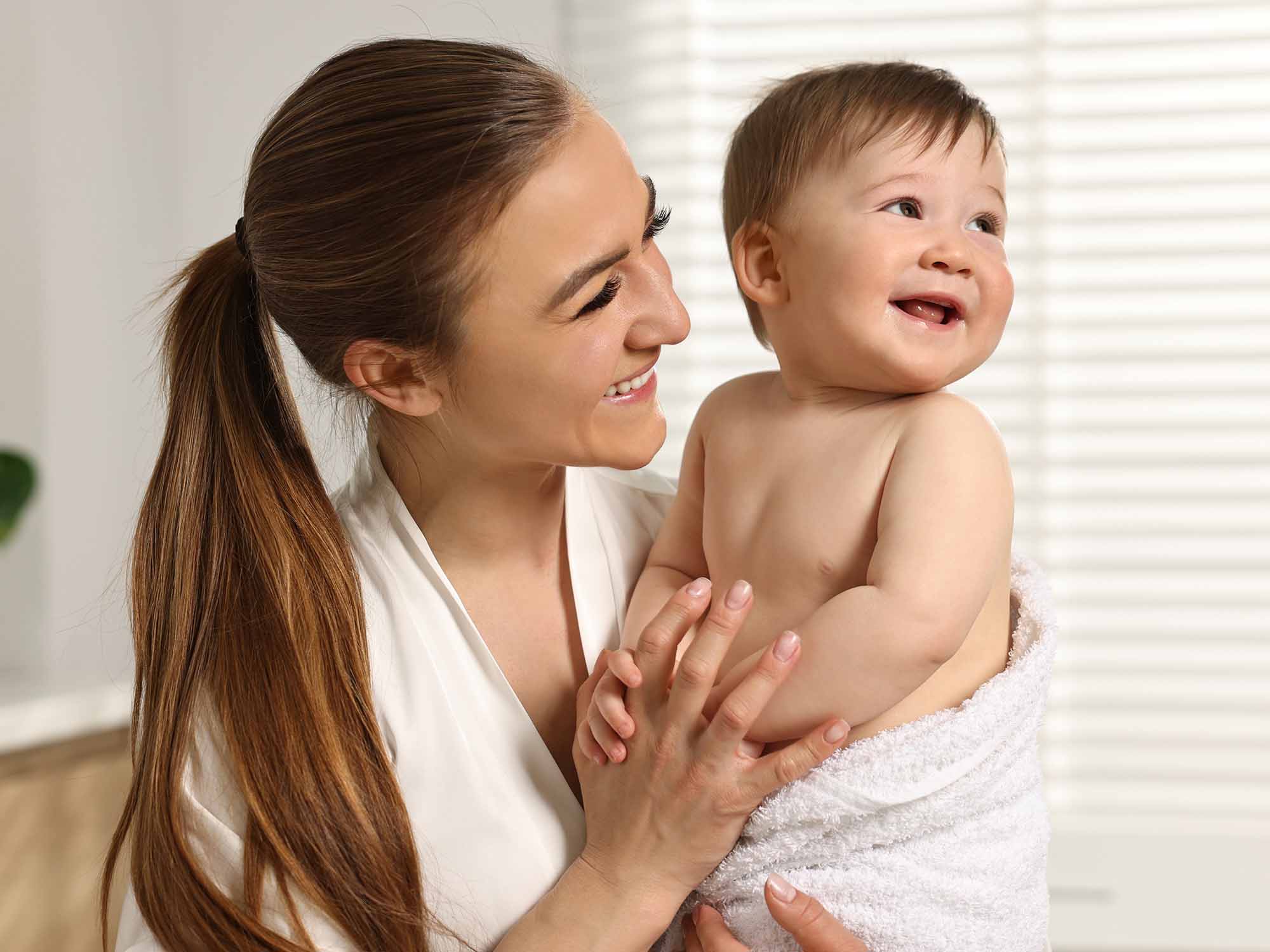 Madre e hijo sonriendo