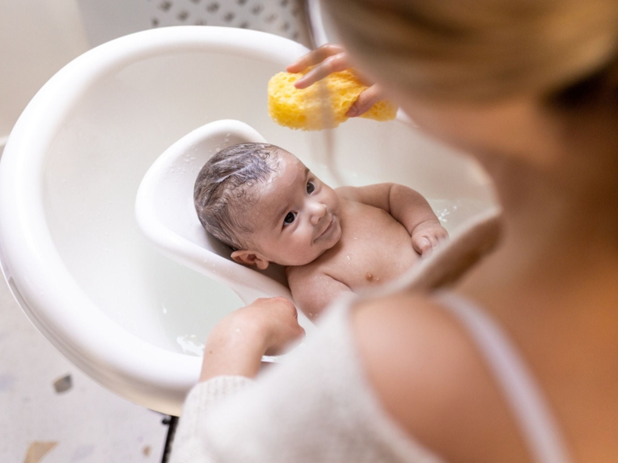 Bebé tomando una ducha