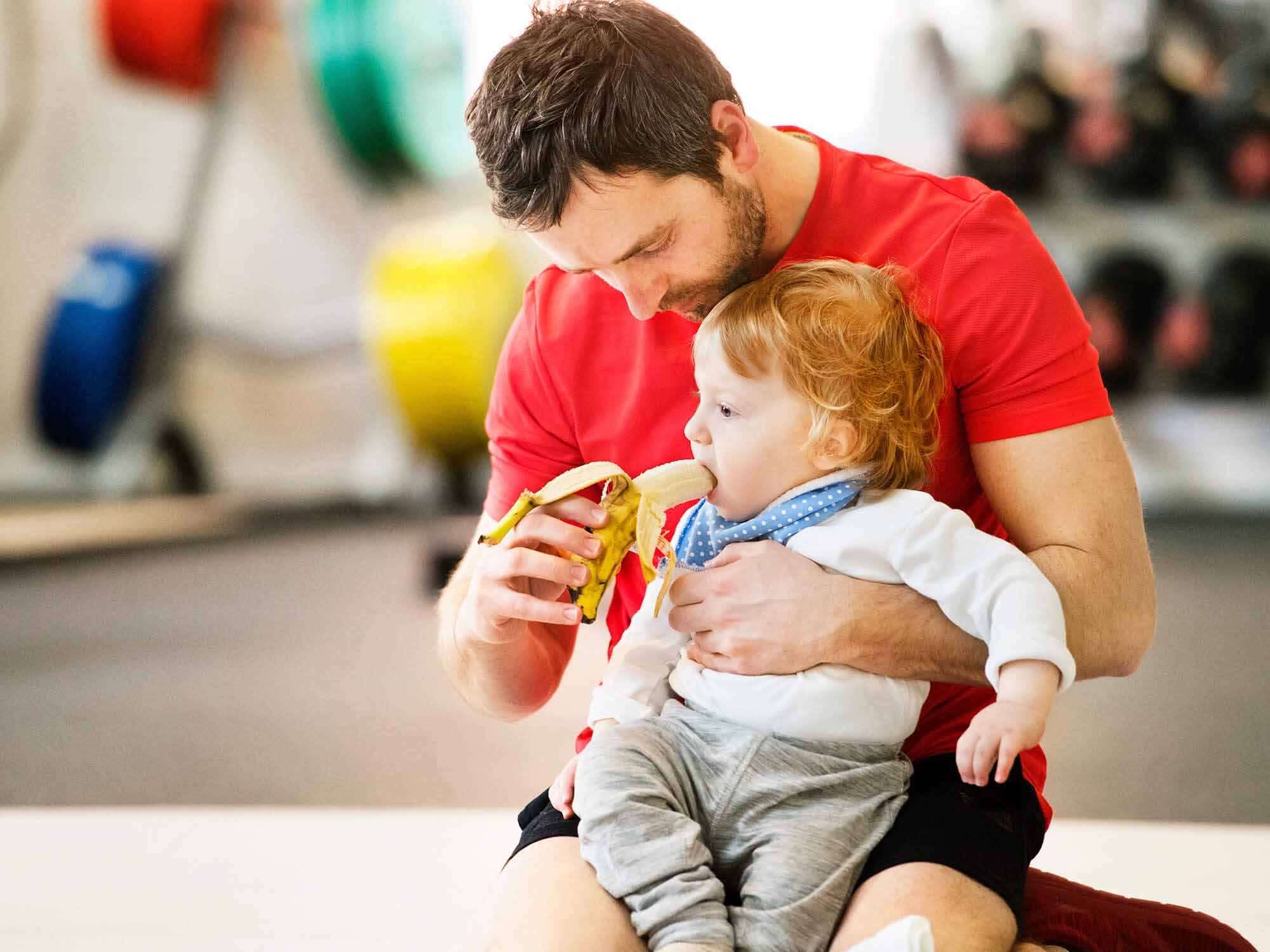 Padre con su bebé de brazos