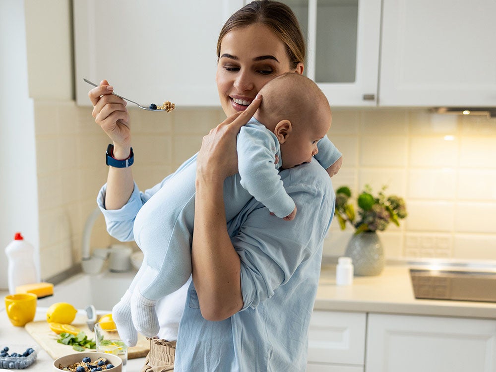 Madre dando de comer a su bebe
