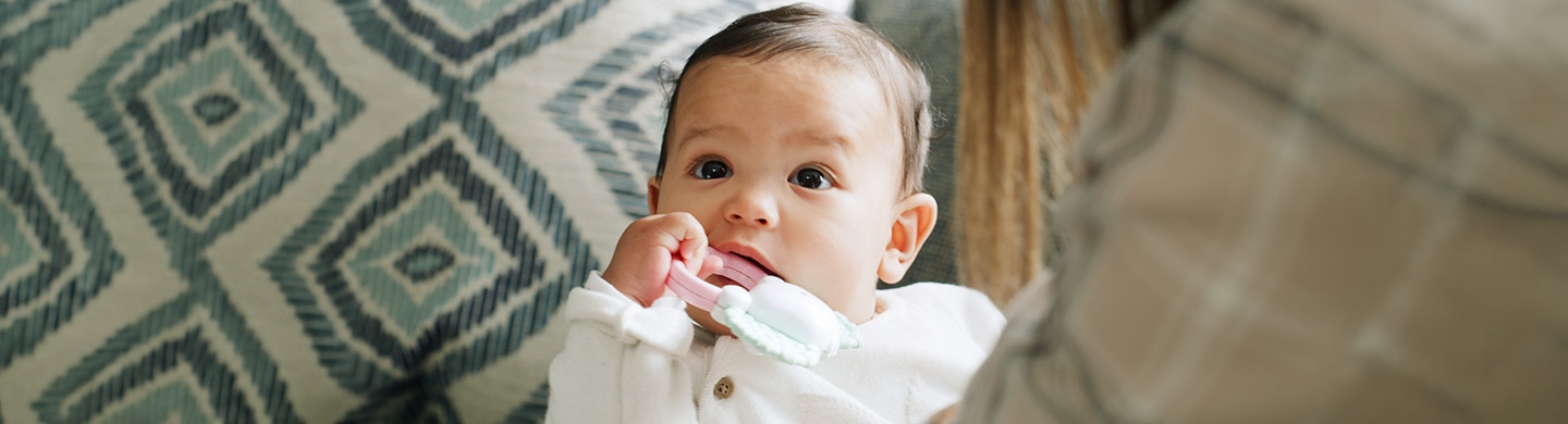 Bebe mordiendo un juguete