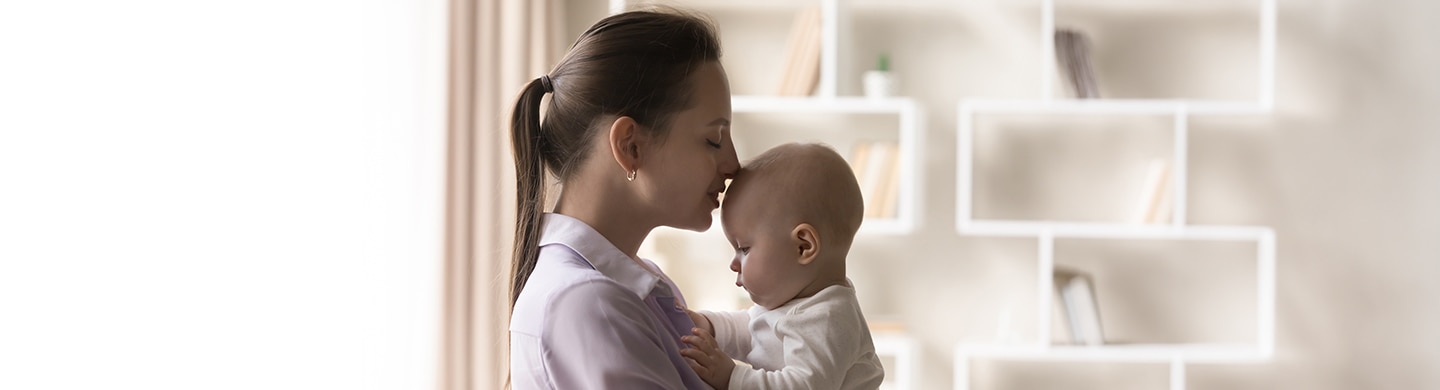Madre besando a su hijo