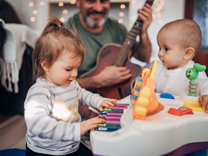 Bebé tocando instrumento