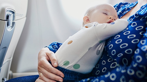 Bebé dormido en avión