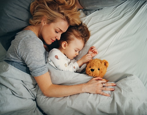 1365586531 Mamá durmiendo con el bebé
