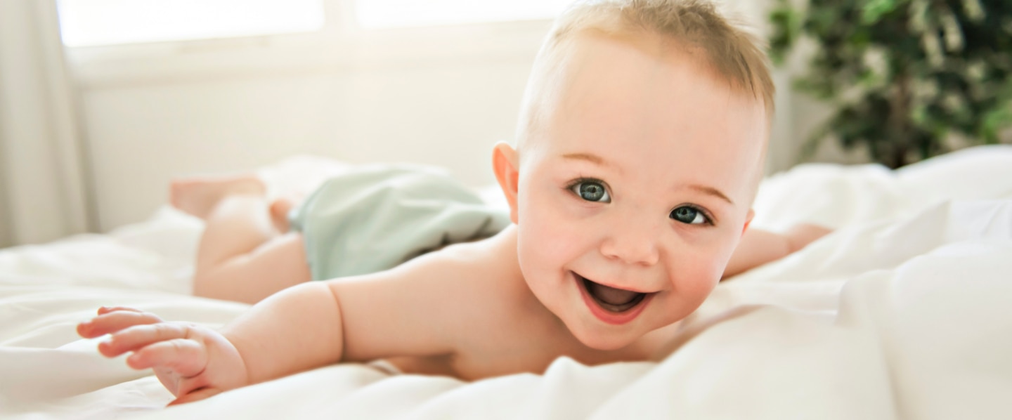 Bebe encima de una cama