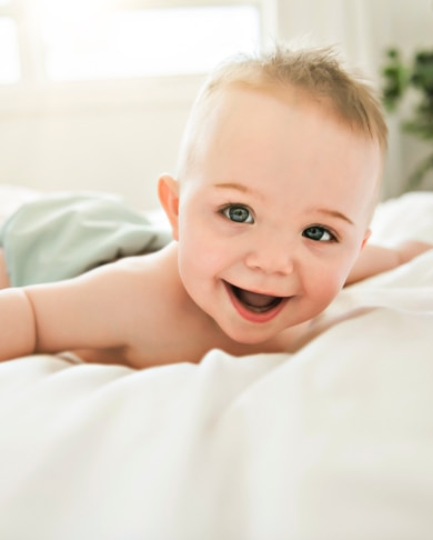 Bebe encima de una cama